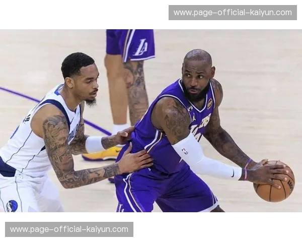 詹姆斯28+10+12三双创历史，湖人124-104击败独行侠重返西部第五