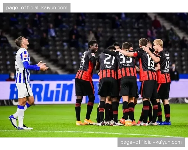 哈维出席赛前发布会，确认将沿用对阵巴黎时效果显著的边路换位战术